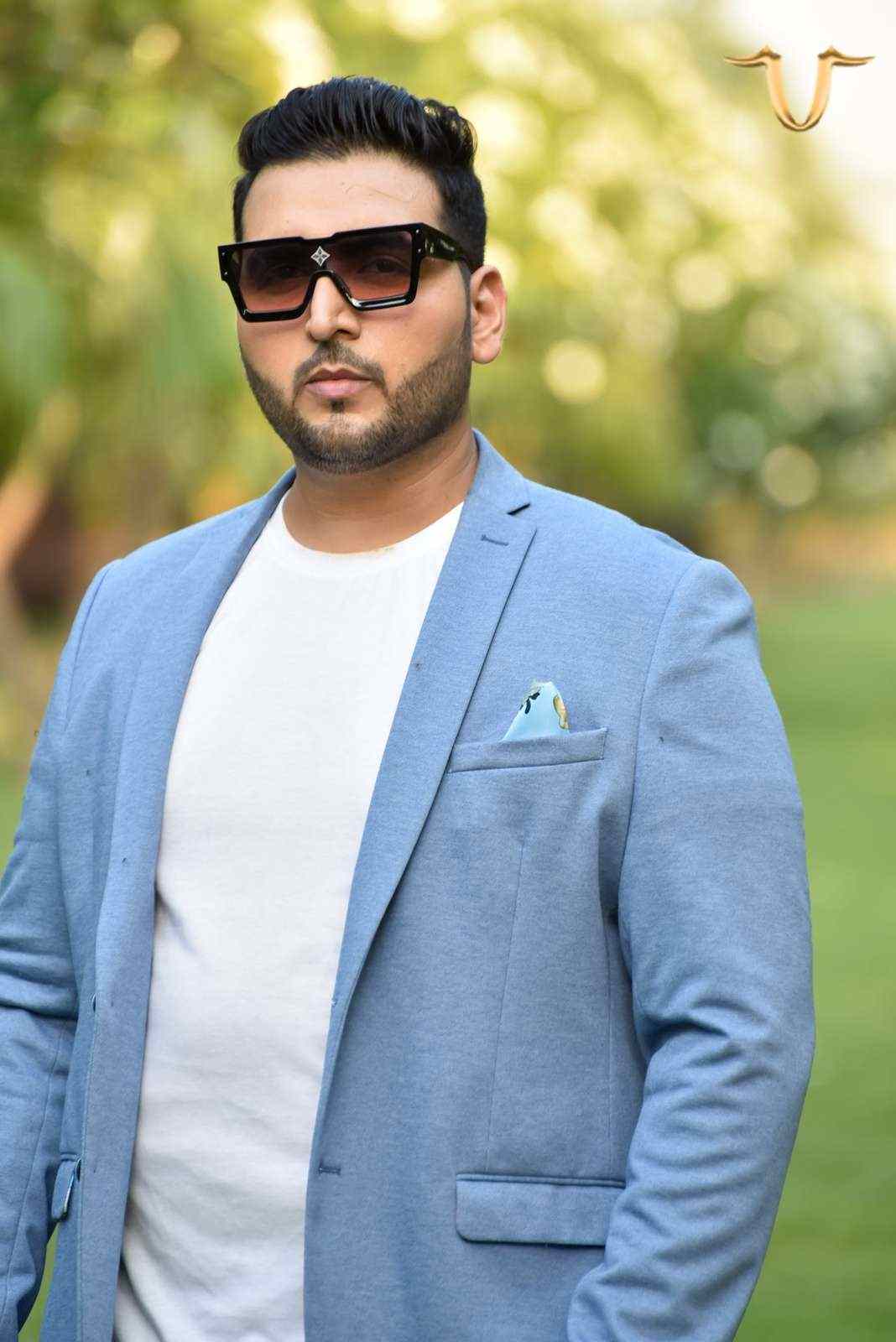 A fashion-forward blue blazer that is perfect for making a statement. The blazer is made from a high-quality, printed fabric and has a flattering, contemporary fit.