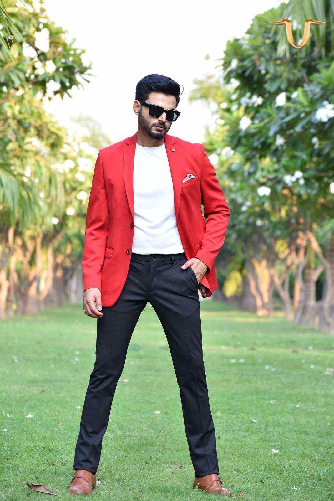 A gorgeous red jacket made from a published, elastic material. The blazer has an eye-catching all-over design and a contemporary, fitted silhouette.